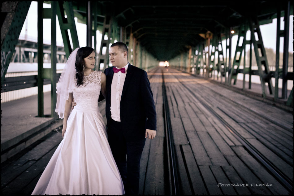 plener ślubny na moście kolejowym w Warszawie