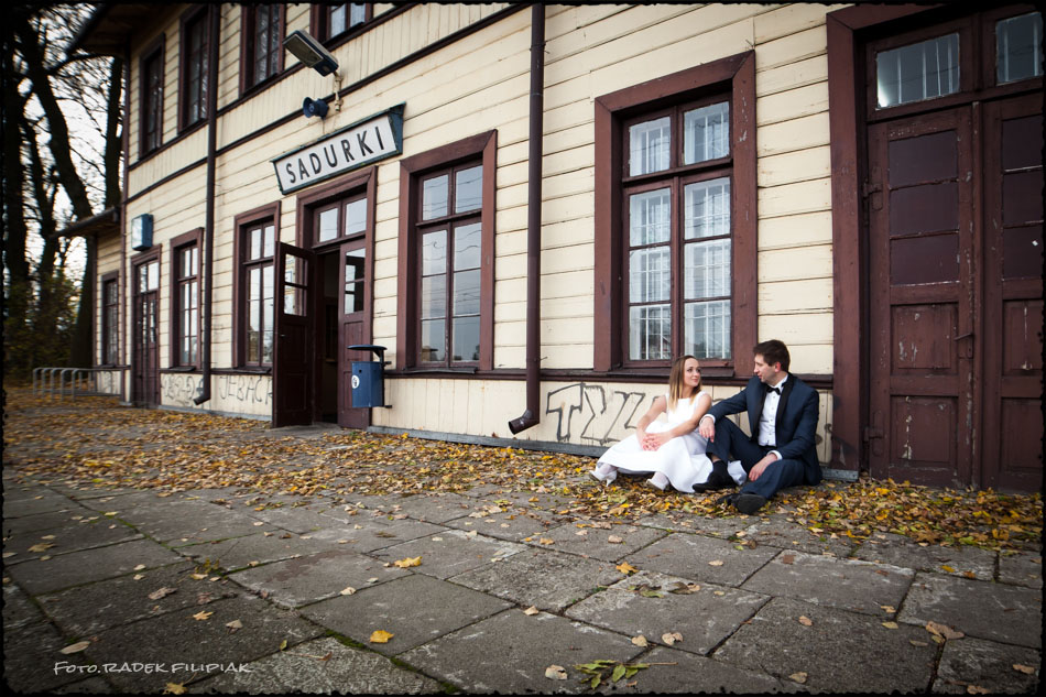 sesja ślubna na stacji kolejowej