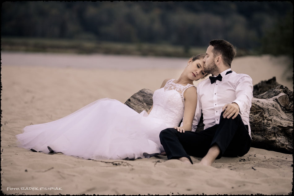 piękna sesja ślubna na plaży nad Wisłą