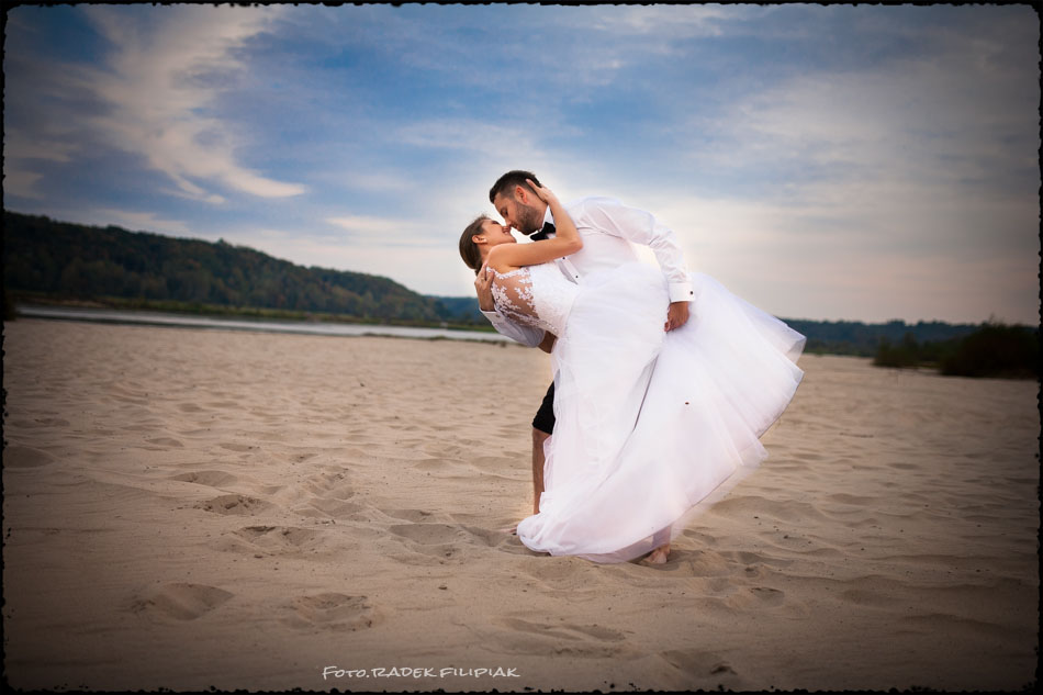 piękna sesja ślubna na plaży nad Wisłą