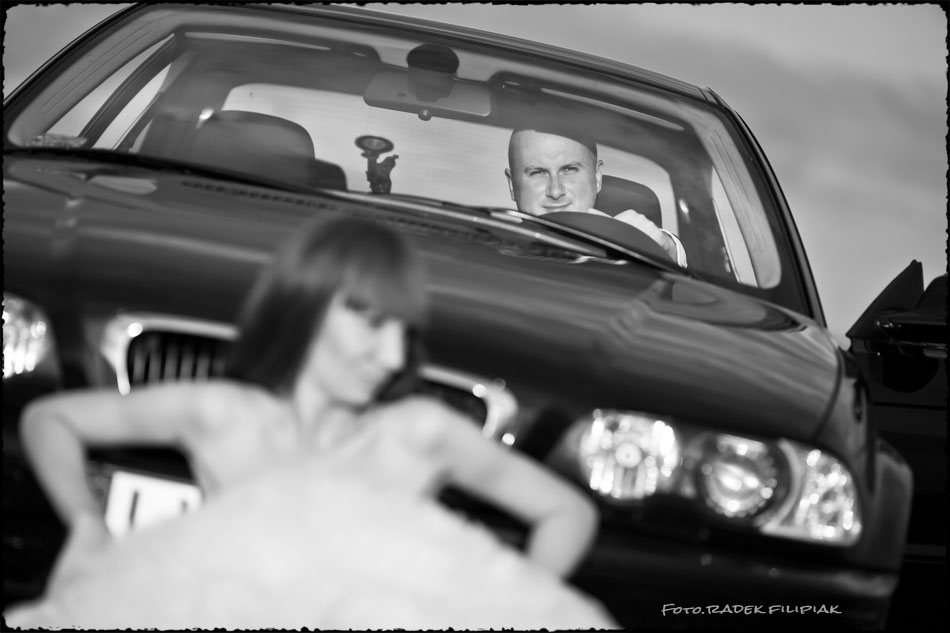 zdjęci ślubne z samochodem